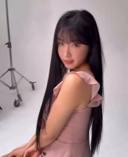 안지현 가슴골 긴생머리 핑크 원피스