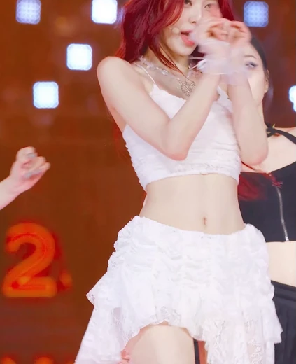있지 유나 복부 야꼽 뽐내는 순백색 셔링 끈나시