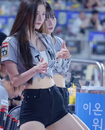 김유나 허리 포인트 완벽한 바디라인