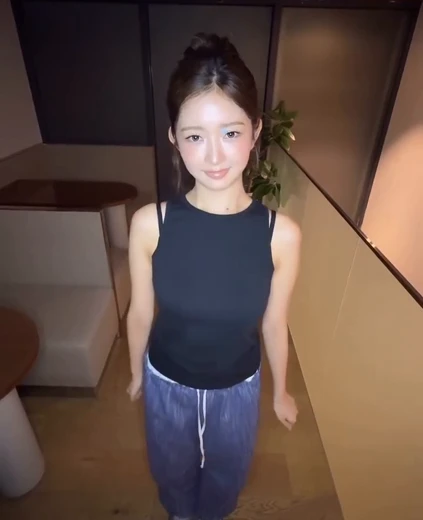 레이 엉덩이 검정 브라끈 삐져나온 민소매 은근한 무빙