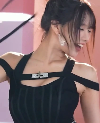 나띠 가슴골 검정 하네스끈 란제리룩 섹쉬