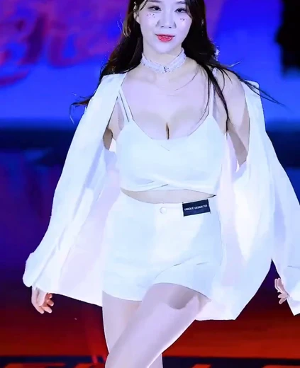 김현영 가슴골 출렁이는 흰 끈나시