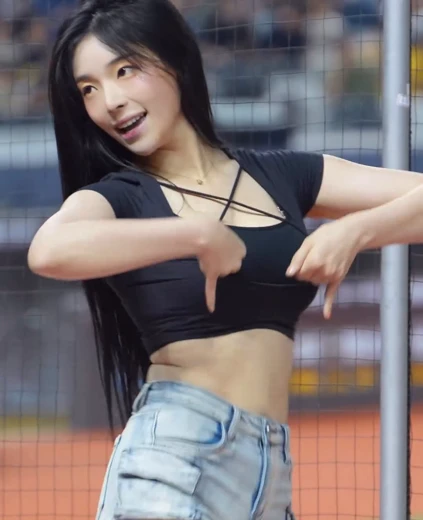 조연주 가슴골 앞스트랩 크롭티 블랙 브라탑
