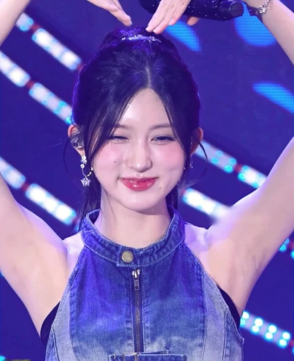 아이브 가을 겨드랑이 페로몬 데님 홀터넥