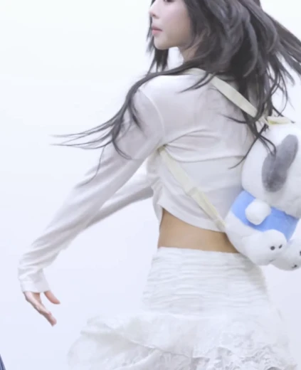 서다현 엉덩이 순백색 프릴치마 턴 꽉 끼는 흰 속바지