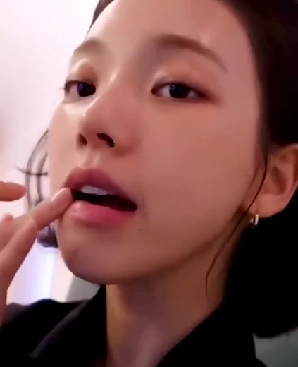 카리나 입술에 묻힌 후에 펴바르는 립밤