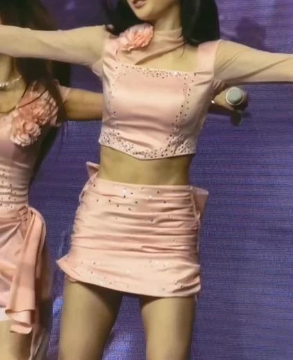 초롱 허벅지 내전근 떨리는 핑크색 실크 초미니