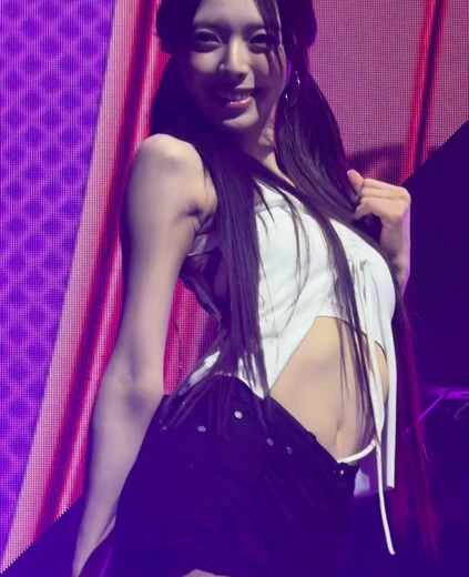 유나 복부 배꼽 허벅지 양갈래 머리