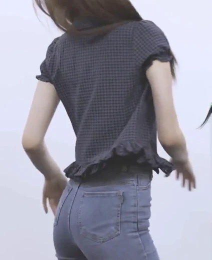 이지우 힙라인 팬티라인 비치는 타이트한 스키니진