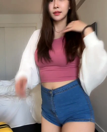 이아린 엉덩이 자주색 민소매  청핫팬츠 엄청난 트월킹