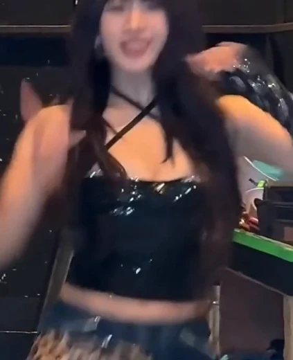 키오프 나띠 가슴골 검정  홀터넥 란제리룩
