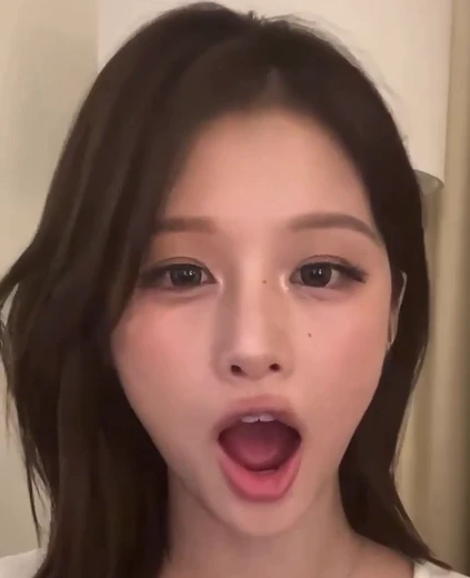 설윤 핑크빛 혓바닥 라방 중에 입크게 벌려주는