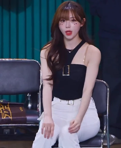 김나연 어깨 직캠 발견하고 요즘 유행하는 챌린지 시전