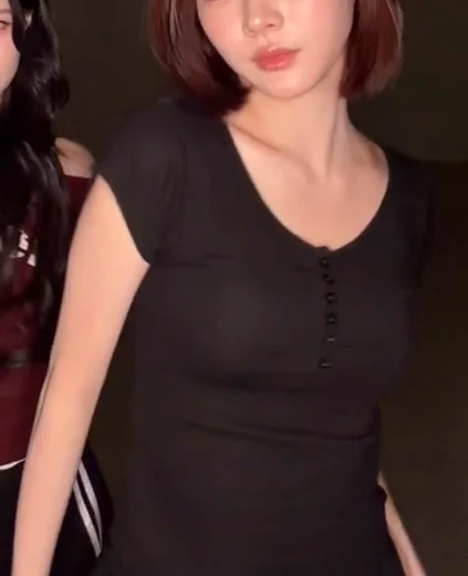 지우 브라 은근하게 비치는 봉긋한 검정티
