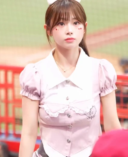 치어리더 김나연 팔뚝 자랑하는 귀여운 프릴 치마