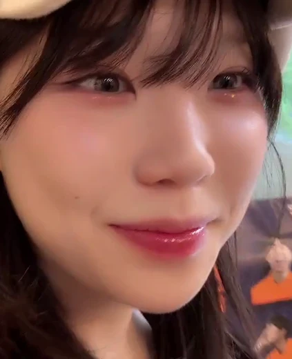 우정잉 가슴골 은근한 노출 검정 원오프숄더