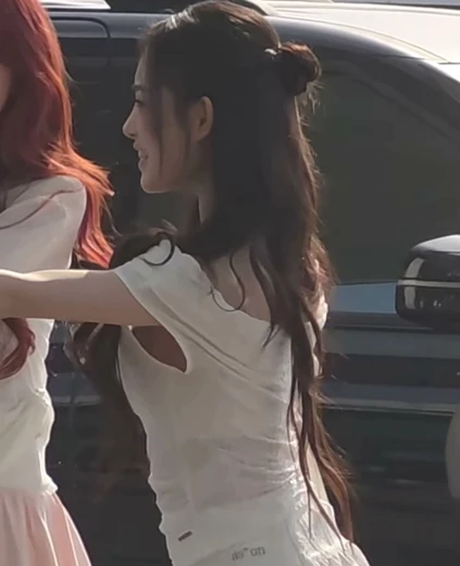 지연 겨드랑이 틈새 사이로 보이는 브라