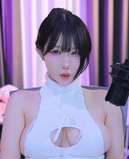 그릴래영 옆슴 삐져나온 구멍난 흰 골지 홀터넥