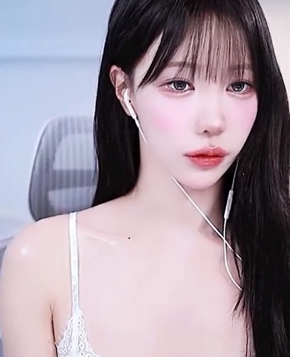 겨우디 가슴골 청순한 화이트 레이스 슬립