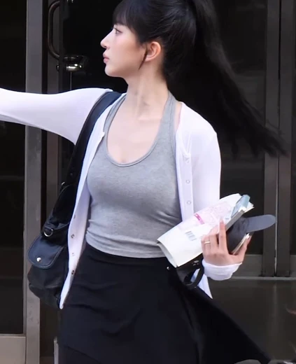 오해원 가슴 브라 비치는 회색 민소매 은근한 볼륨감