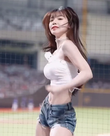 치어리더 이다혜 배꼽 흰 튜브탑 봉긋 가슴