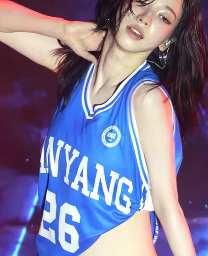 카리나 야꼽 브라 밑으로 말아넣은 한양대 유니폼 뽀얀 복부