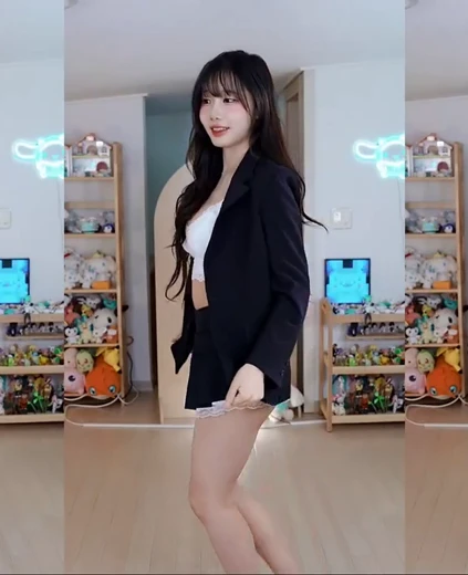 수련수련 D컵 가슴골 순백색 브라렛 입고 지연 박쥐춤