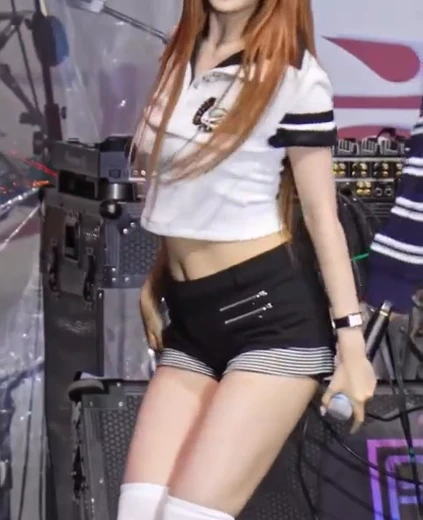 홍은채 엉벅지 흰 카라티 배꼽 검정핫팬츠 쩍벌 Y존 내전근