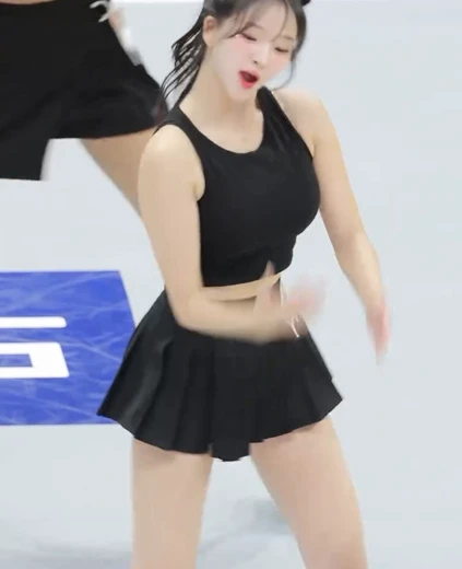 이연진 꿀벅지 블랙 민소매 테니스 치마
