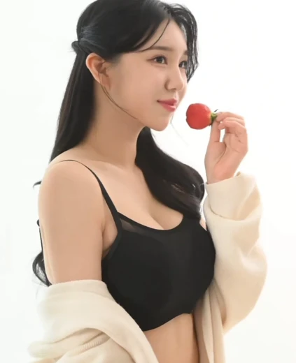 치어리더 김현영 가슴골 블랙 브라탑 사진찰영
