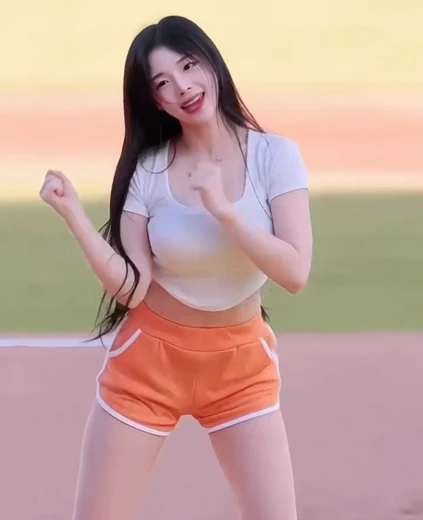 치어리더 조연주 허벅지 육감적인 몸매 가슴 출렁이는 댄스