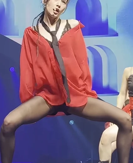 사나 어깨가 흘러내린 빨간 실크 셔츠 쩍벌안무 검스 갈라진 내전근