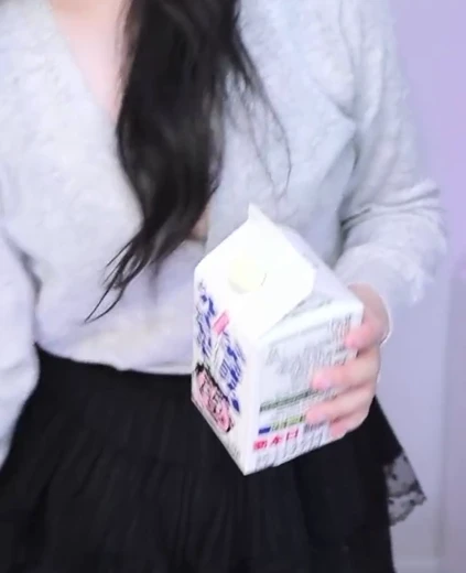 별비 가슴골 흔드는 벌어진 단추 틈새
