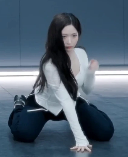 엔믹스 해원 가슴골 팔 교차하면서 바닥 짚는 안무
