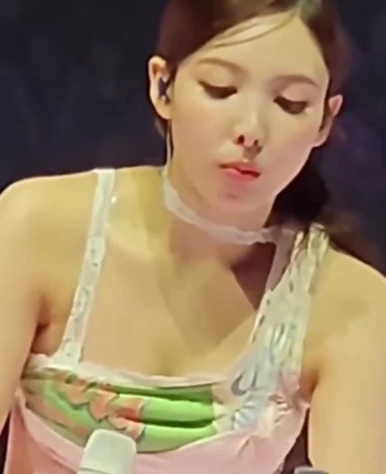 나연 가슴골 물병 내려놓는 명치까지 보이는 레전드