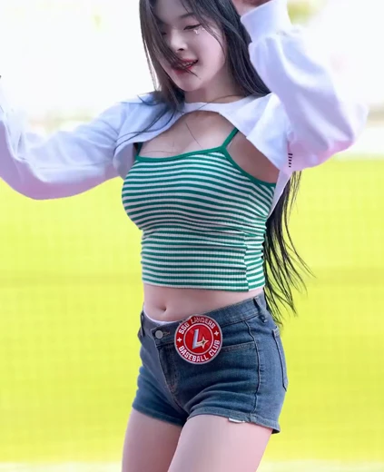 치어리더 조연주 허벅지 줄무늬 나시 배꼽 노출