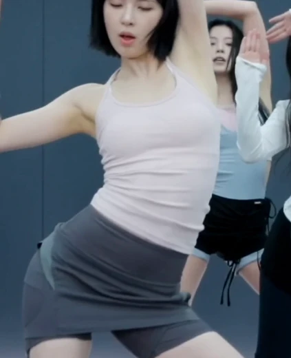 배이 꿀벅지 연습중인 회색 숏레깅스