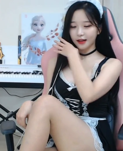 박민정 가슴 리즈시절 메이드복 입고 보여주는 야벅지