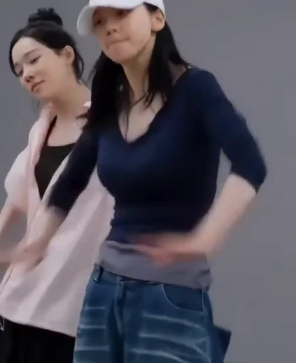 카리나 가슴 흰 모자 눌러쓰고 연습하는 남색 V넥티 출렁이는 무빙