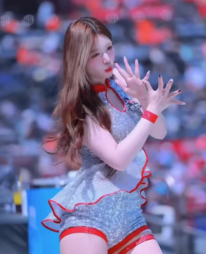치어리더 김민지 허벅지 자연광 최고 미안 뽀얀 피부