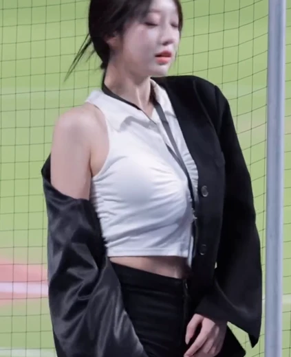 치어리더 권희원 봉긋 가슴 민소매 훌렁 벗어주는 블랙 자켓