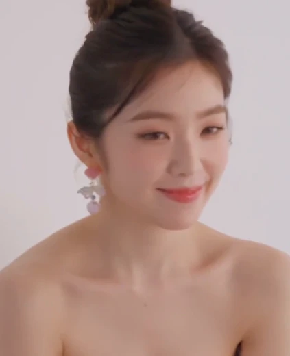 아이린 어깨 상상력을 자극하는 뽀얀 오프숄더 얼빡샷 페로몬