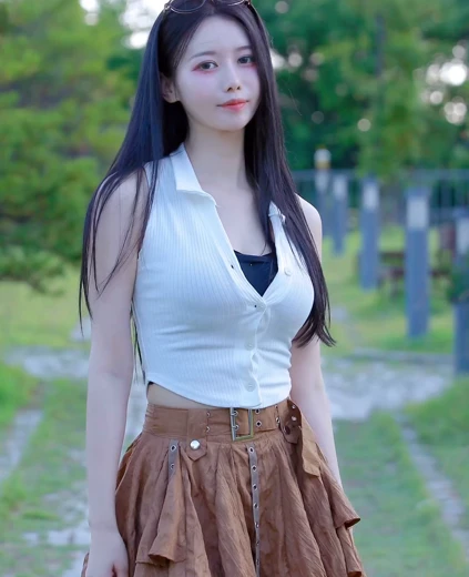 치어리더 이아영 가슴골 흰 골지 민소매 사복 미모