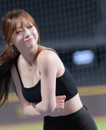 치어리더 김나연 복근 탄탄 블랙 크롭탑 가슴골