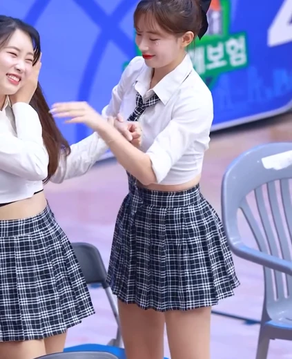 치어리더 김나연  허벅지 봉긋 흰 셔츠 스쿨룩
