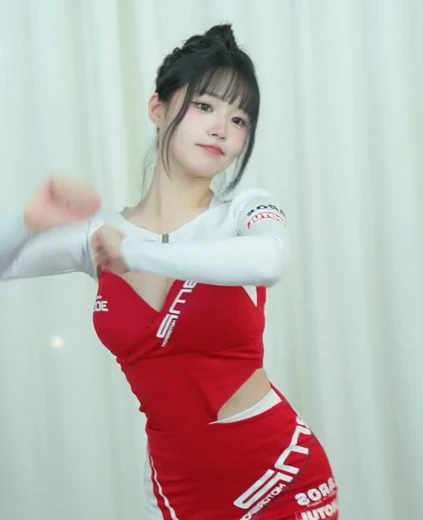 홍딩굴 가슴골 본업이 레이싱 모델이라는 빨간 레이싱걸 몸매