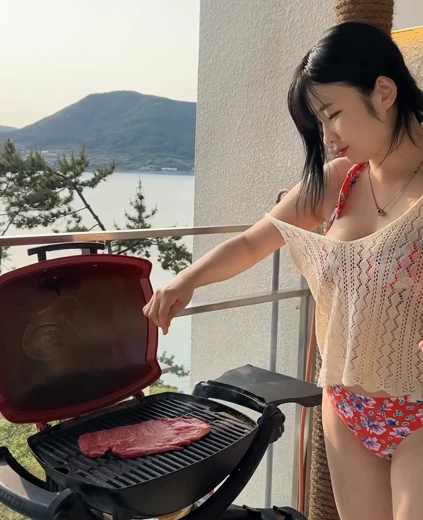 김우현 가슴골 빨간 꽃무늬 비키니