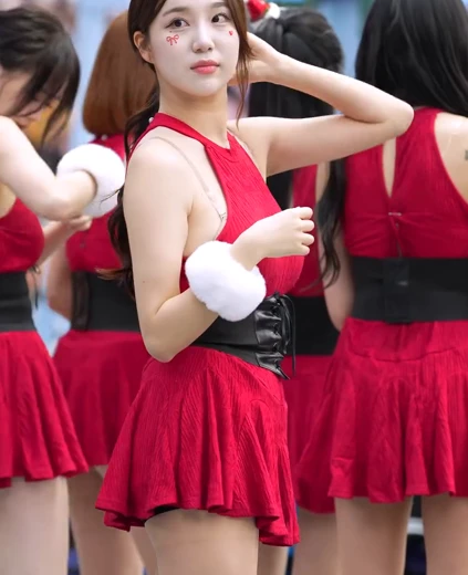 치어리더 김현영 가슴 브라가 보이는 빨간 홀터넥