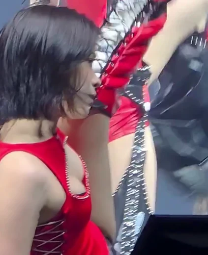 류진 가슴 봉긋한 봉우리 미드에 구멍난 빨간 란제리룩