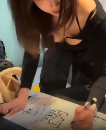 박하악 가슴골 그림 그리면서 보여주는 뽀얀 의젓